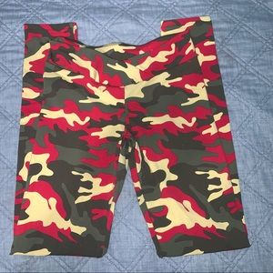 Celestial Bodiez Large Green/Red/Yellow Camo Scrunch Leggings